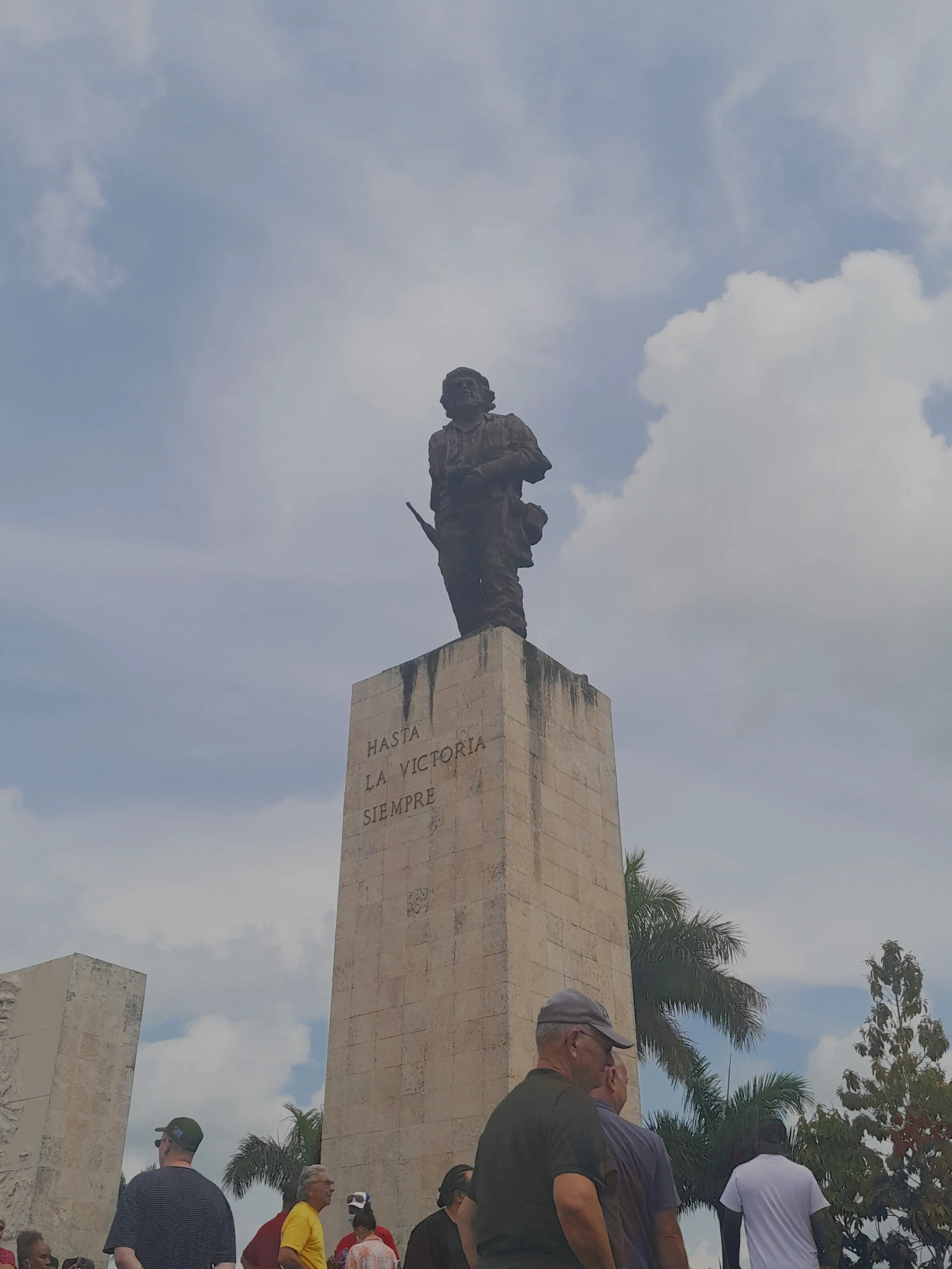 A huge statue of Che Guevara marching forwards and holding a rifle, with ‘hasta la victoria siempre’ [onwards to victory] written on the plinth