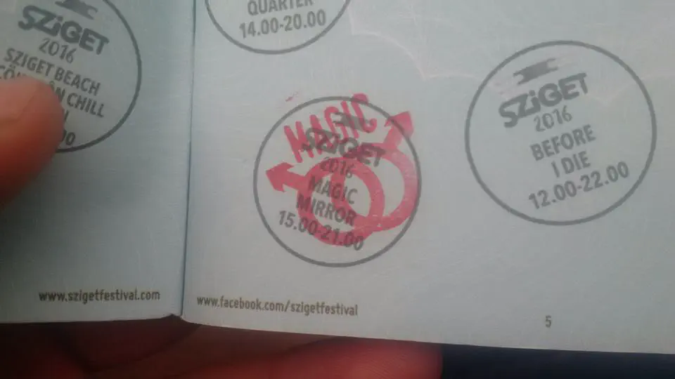 The passport stamp for the Magic Mirror stage, with two Mars symbols interlinked