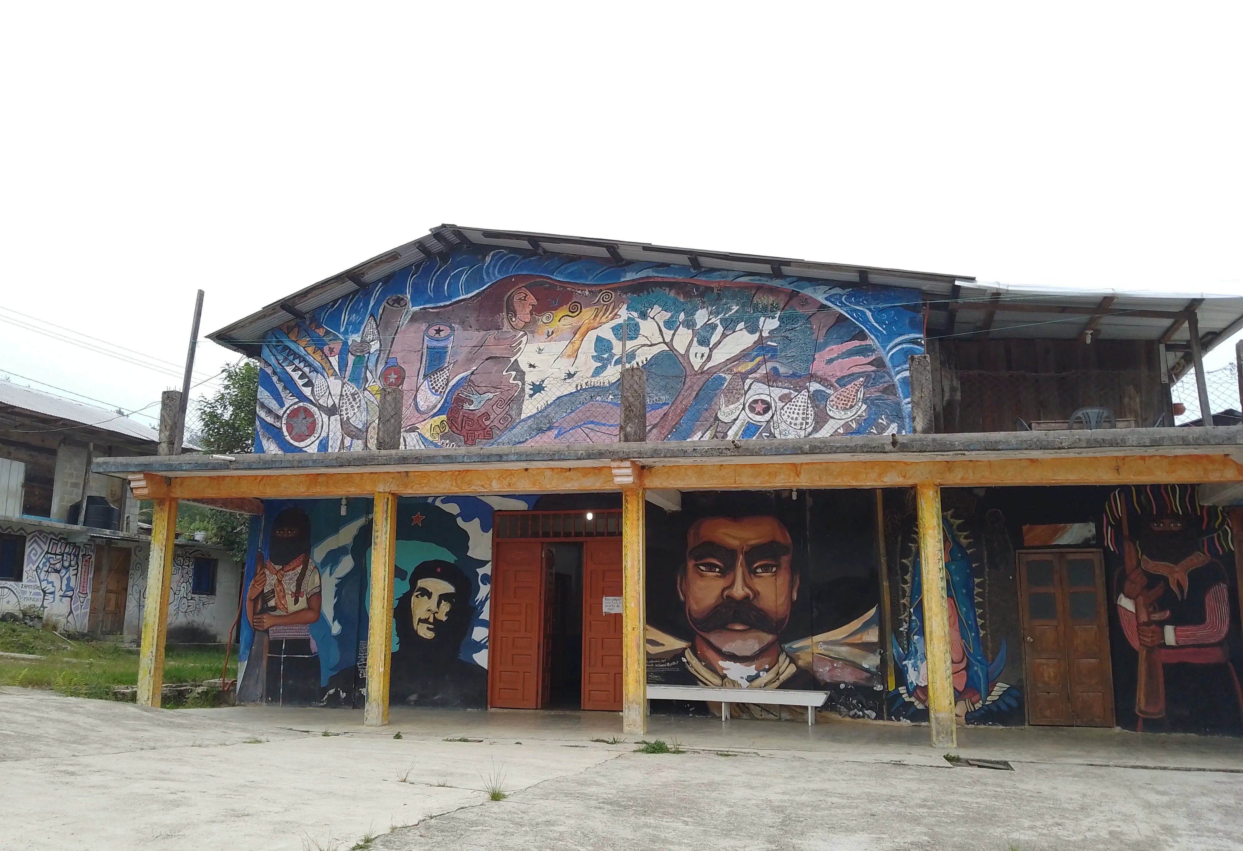 Building with murals of Che Guevara and Emiliano Zapata