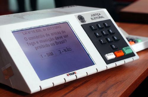 DRE voting machine displaying instructions in Portugeuse
