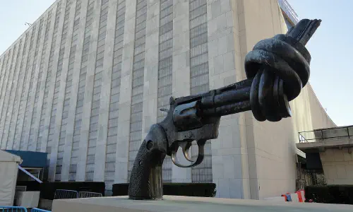 Non Violence sculpture, showing a revolver with a knotted barrel
