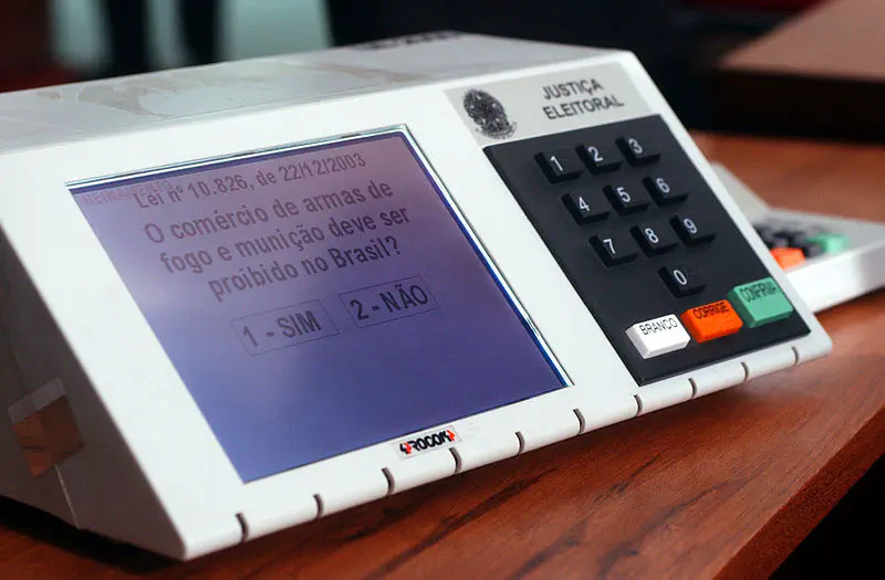DRE voting machine displaying instructions in Portugeuse